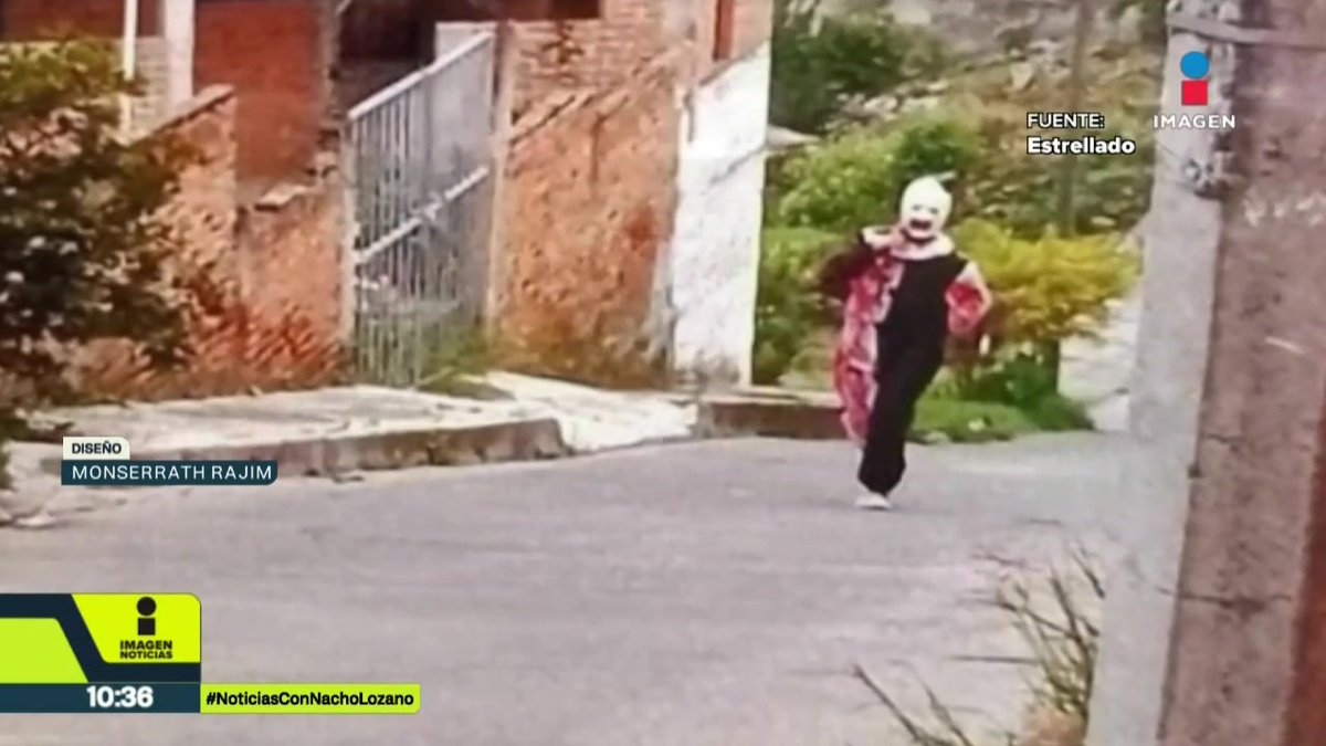 Psicosis en #Morelia. Vecinos de las colonias de Punhuato y Mil Cumbres fueron presas del pánico luego de que un hombre caminara por las calles vestido del payaso de la película #Terrifier. Dijeron que se acerca a parques y escuelas con un bate. ¿Qué está pasando?