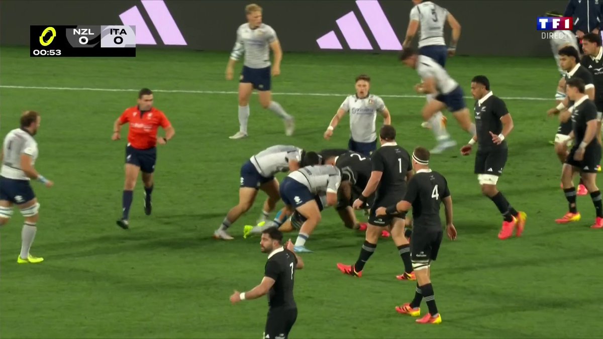 🏉 3’ QUELLE ENTAME POUR LES AZZURRI ! Le premier essai de la rencontre est inscrit par Tommaso Menoncello, bien transformé dans la foulée ! 🇳🇿0-7 🇮🇹 👉 Match à suivre en direct sur @tf1 et en streaming sur TF1+ :