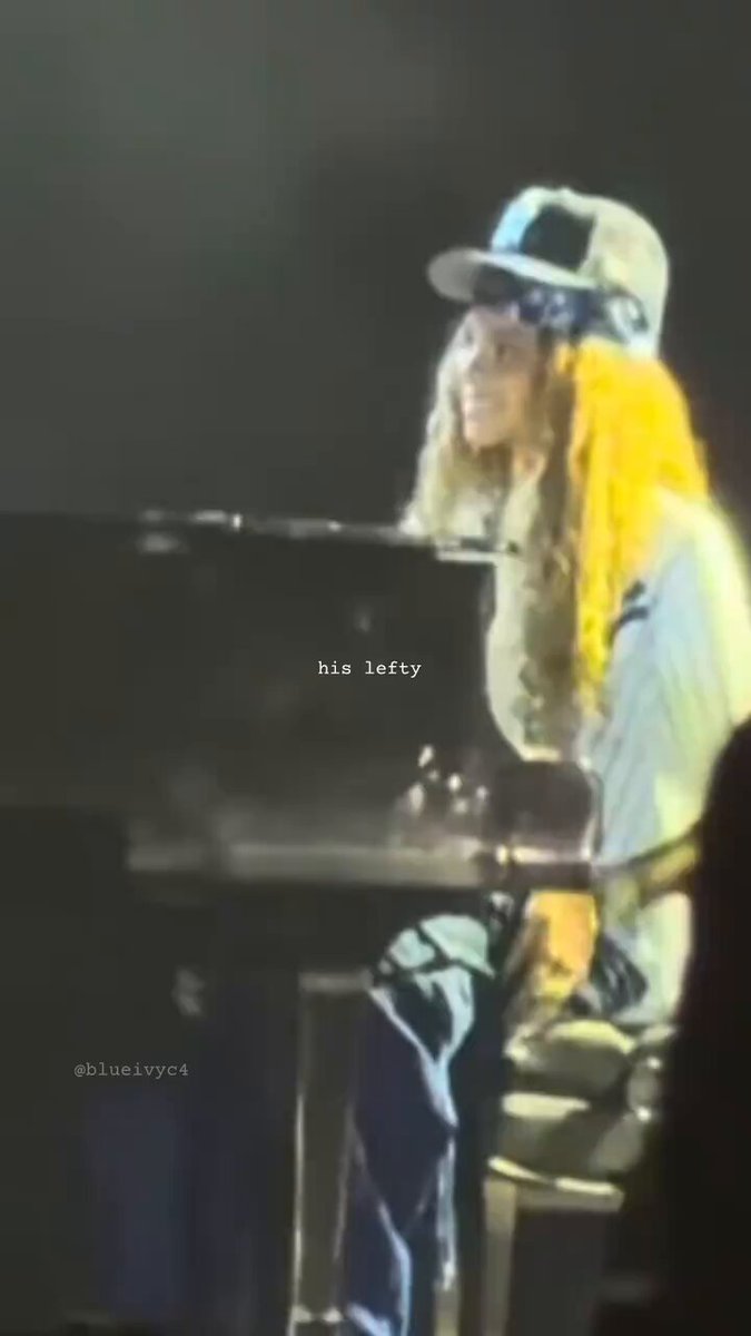Blue Ivy saw her dad needed a hug mid-performance to rejuvenate so she ran and gave him a quick kiss and a long hug before going back to dance for him😍.