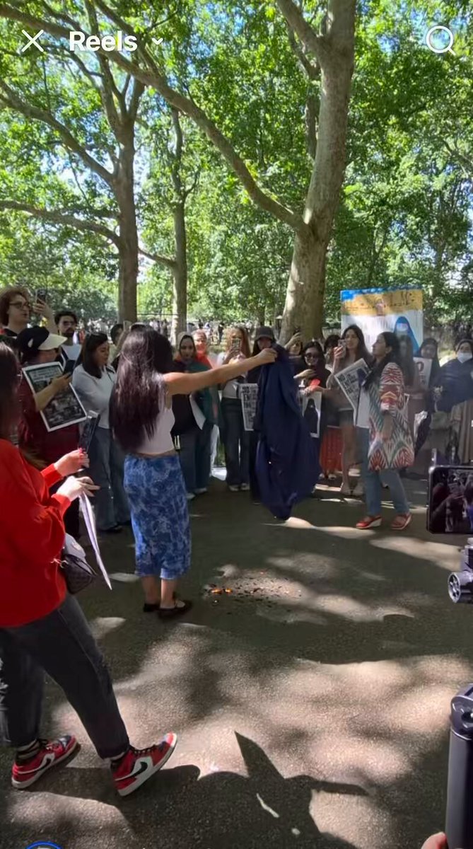 Iranian women at speakers corner yesterday! Making it abundantly clear what they think about the Burqa 👏🏻👏🏻 Shove it right up Islams fucking arse 💥 Anyone thinking the oppression of women is a cultural choice needs to go speak to these very women!! And whilst you’re there maybe apologise for being so fucking stupid and naive!