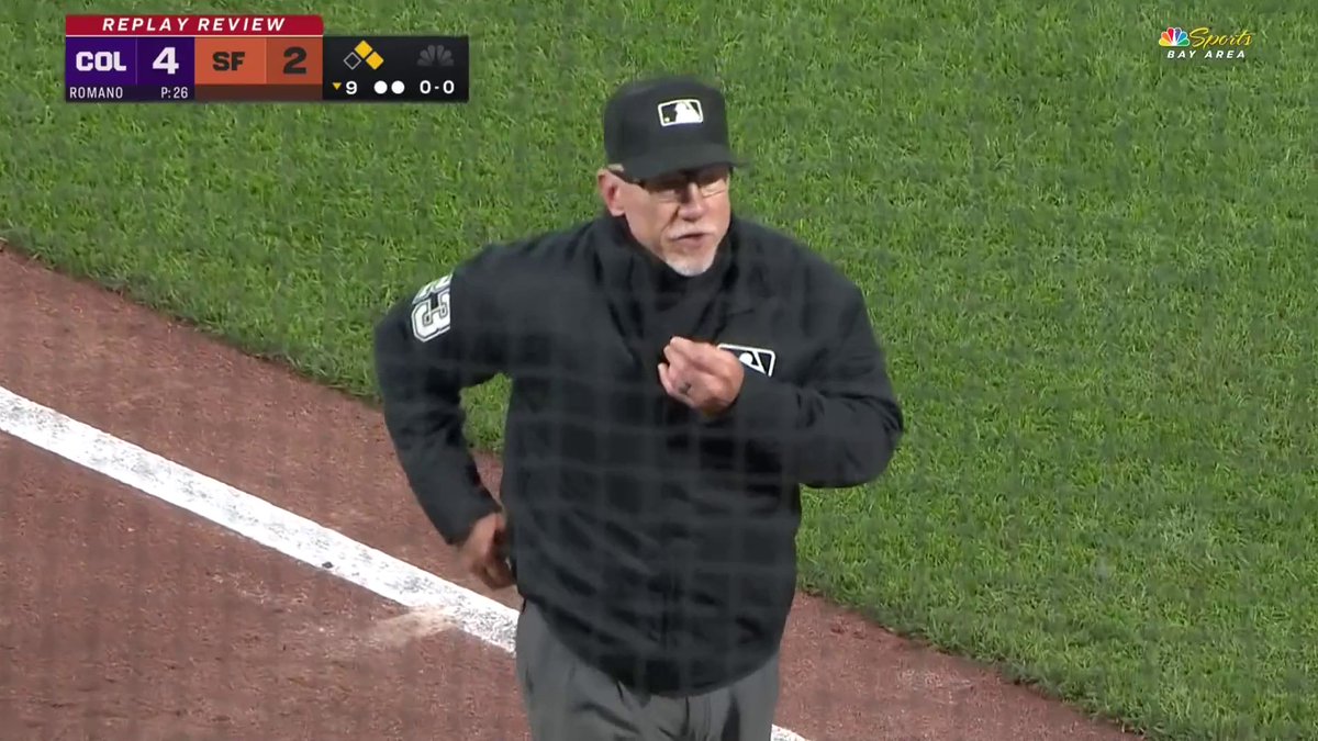 After a drop was called a catch and then overturned in an odd sequence of events, the Giants load the bases 🧐