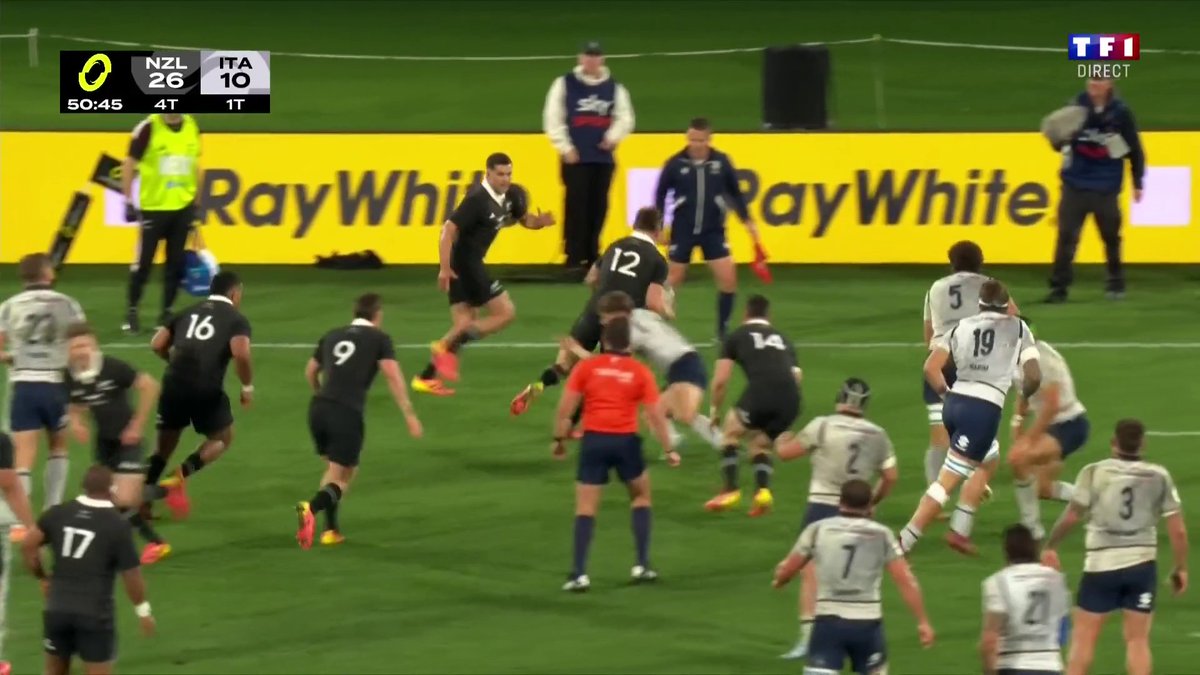 🏉 54’ WILL JORDAN NE S’ARRÊTE PLUS ! Les Italiens n’existent plus dans cette rencontre ! Jordan signe un triplé. Son 3e essai est évidemment transformé par Ruben Love. 🇳🇿​40-10 🇮🇹​ 👉 Suivez le match en direct sur TF1 et en streaming sur TF1plus :