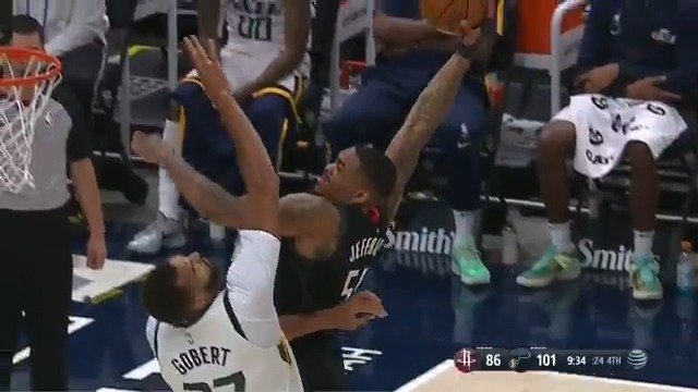 🔙Beşiktaş Basketbol’un yeni transferi DaQuan Jeffries, NBA’de 4 kere yılın savunmacısı seçilen 2.16’lık Rudy Gobert’e acımıyor.
