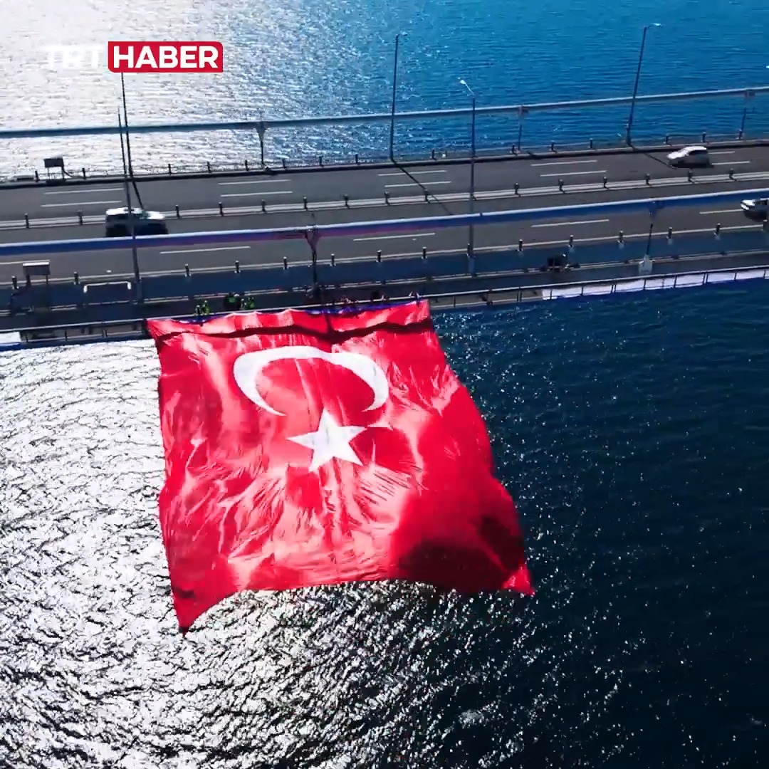 🇹🇷#15Temmuz kahramanlık destanının 10. yılı. Köprüler, şehitlerimizin anısına Türk bayraklarıyla donatıldı. #ZaferBizim
