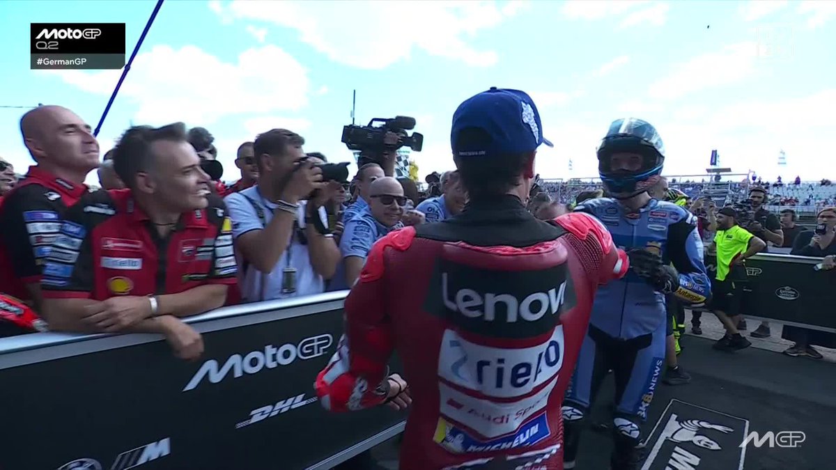 "Hermano, que estamos de nuevo en primera línea" 😍🤝 Marc y Álex Márquez, 1-2 en la clasificación de MotoGP #GermanGP 🇩🇪 #MotoGP 🏁