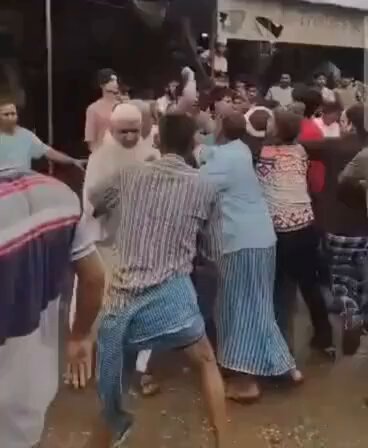 UP के हरिगढ़ में आपस में ही उलझ गए मोमिन, किसी ने किसी को उठा कर पटका, तो कोई दौड़ा सरिया ले कर, हट तेरे की-धत तेरे की के शोर से गूँज उठा आसपास का इलाका, तौसीफ, जीशान और अरमान सहित अब तक आधे दर्जन गिरफ्तार.. ALIGARH POLICE #Crime