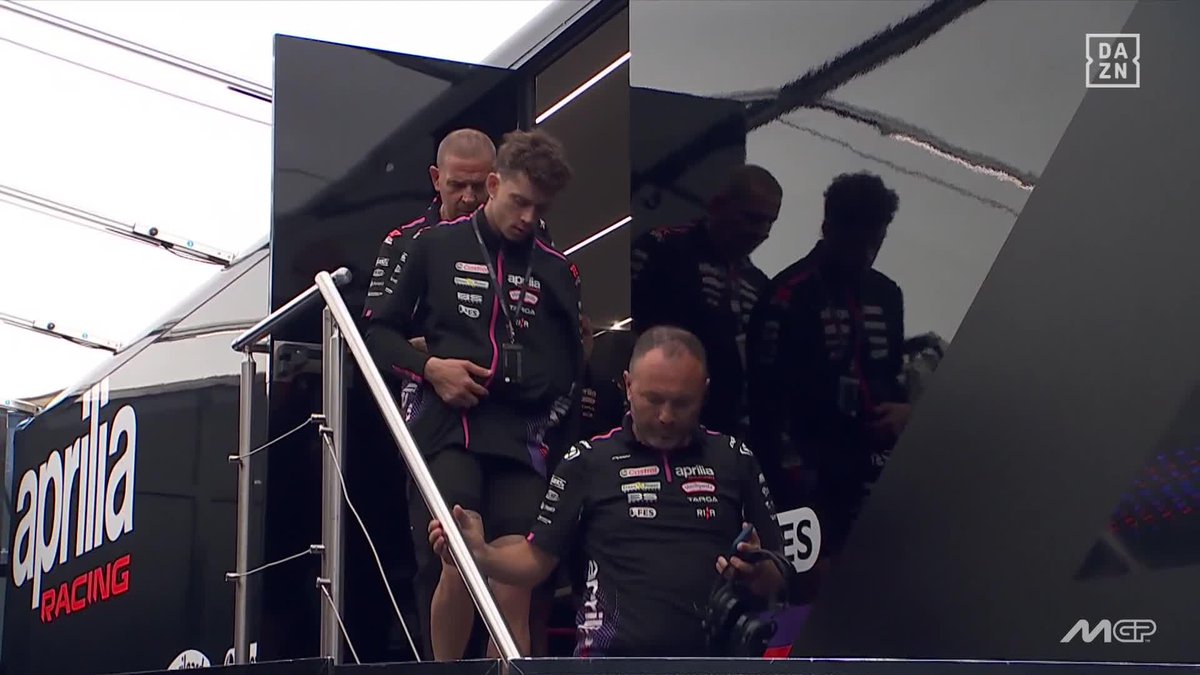 Marco Bezzecchi sale con el brazo en cabestrillo tras su fuerte caída en clasificación #GermanGP 🇩🇪 #MotoGP 🏁