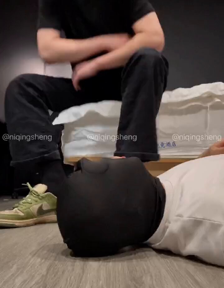 让这傻逼舔鞋老子都嫌他恶心 #直男s #傻逼男同 原视频私