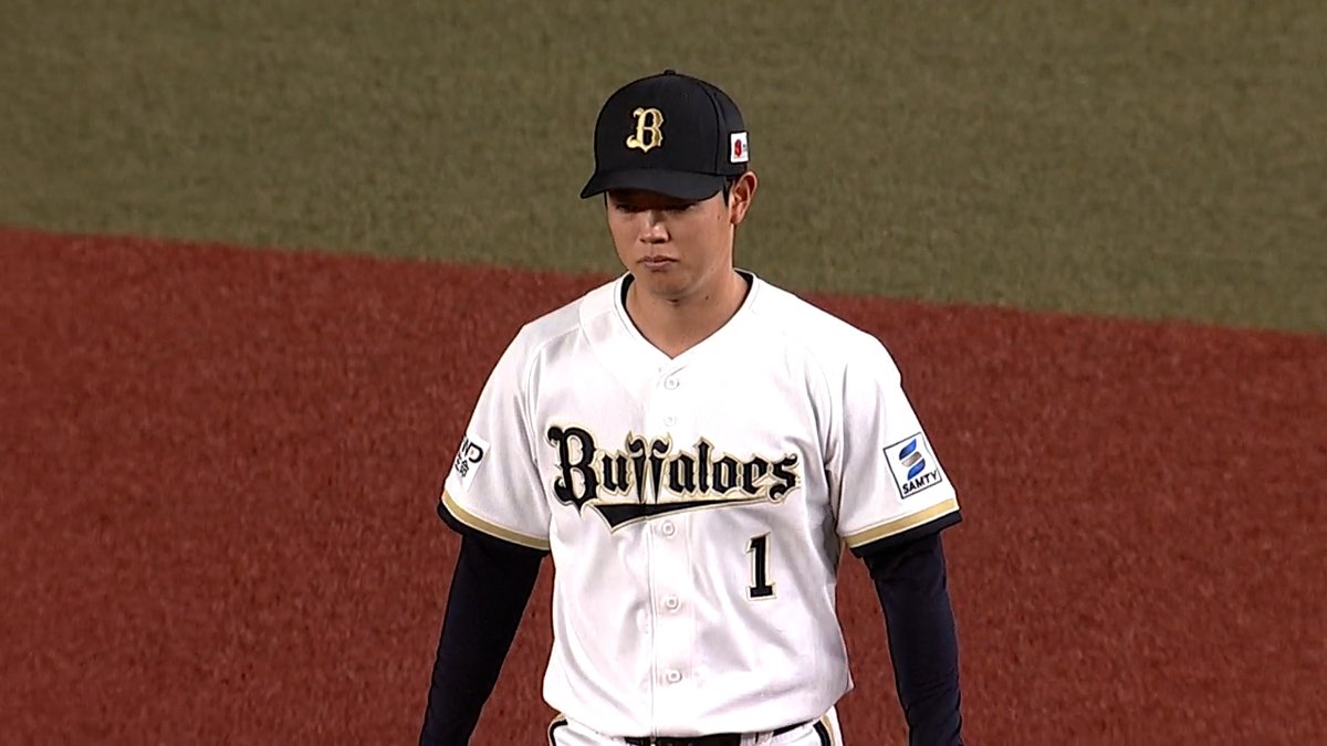 気配を消し背後から現れる #太田椋💨 #佐藤都志也 も必死にタッチをかわそうとするも無念の牽制アウト😖 #Bs2026 #ベースボールLIVE で配信中[初月無料]