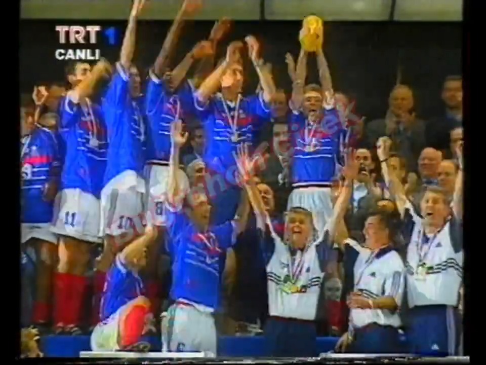1998 Dünya Kupası finalini kazanan Fransa'nın kupa seremonisi, kutlamaları ve ayrıca Paris sokaklarından Fransız halkın kutlama görüntüleri. Hüseyin Başaran'ın anlatımı ile TRT1 canlı yayın kaydı.