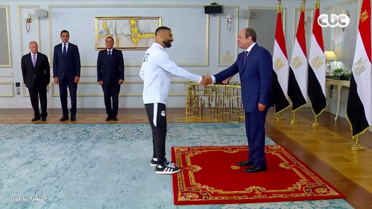 لحظة لقاء الرئيس السيسي لاعبي المنتخب المصري والجهاز الفني والإداري في العلمين 🇪🇬 #شكرًا_للأبطال #كأس_العالم_2026