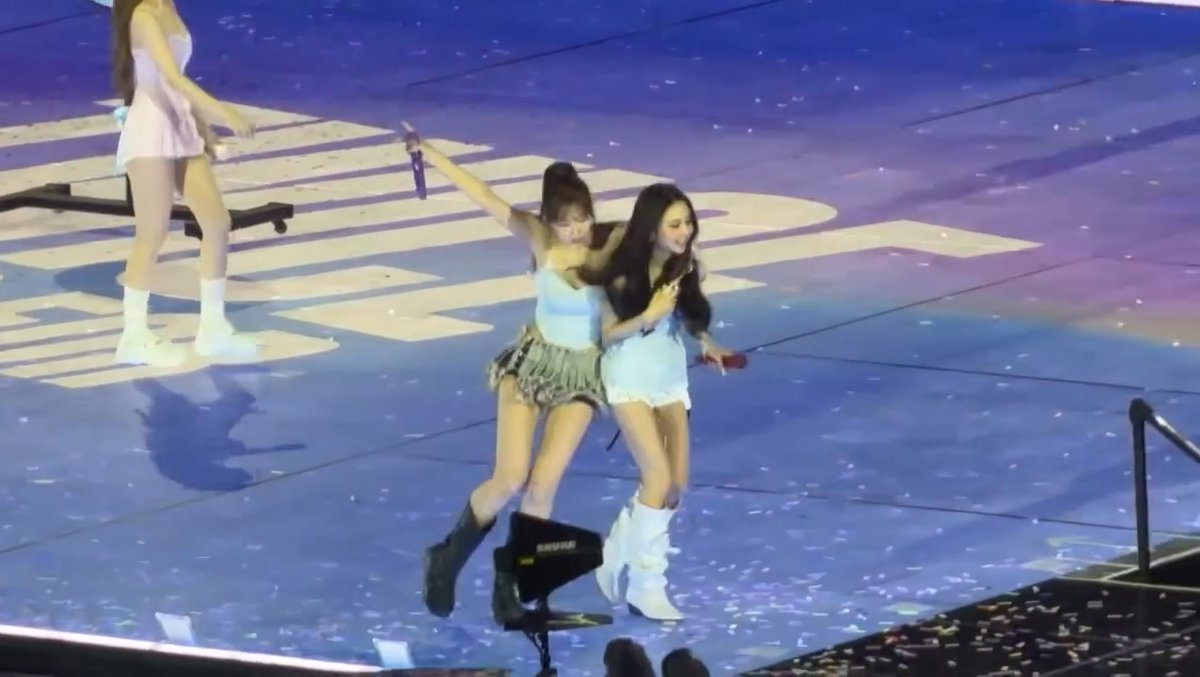 Momo pretending to be drunk during Alcohol-Free and making Chaeyoung carry her around 😭😭