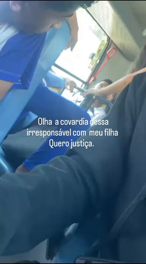 Moleque ligou a caixa de som dentro do onibus da excursão, professora chegou gritando e querendo tomar a caixa de som, ele se recusou a entregar e ela o fez descer do onibus e voltar para a escola andando. Atitude correta da professora?