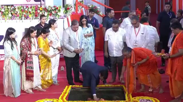 पश्चिम बंगाल में 15 साल बाद बदली हुई तस्वीर। मुख्यमंत्री सुवेंदु अधिकारी ने ₹600 करोड़ की लागत से लगने वाले लक्स कोज़ी के नए प्लांट का शिलान्यास किया। इस परियोजना से कम से कम 9,000 रोजगार के अवसर पैदा होने की उम्मीद है।