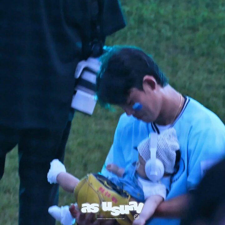 애기 글러브에 담아서 들고 있는 거 하
