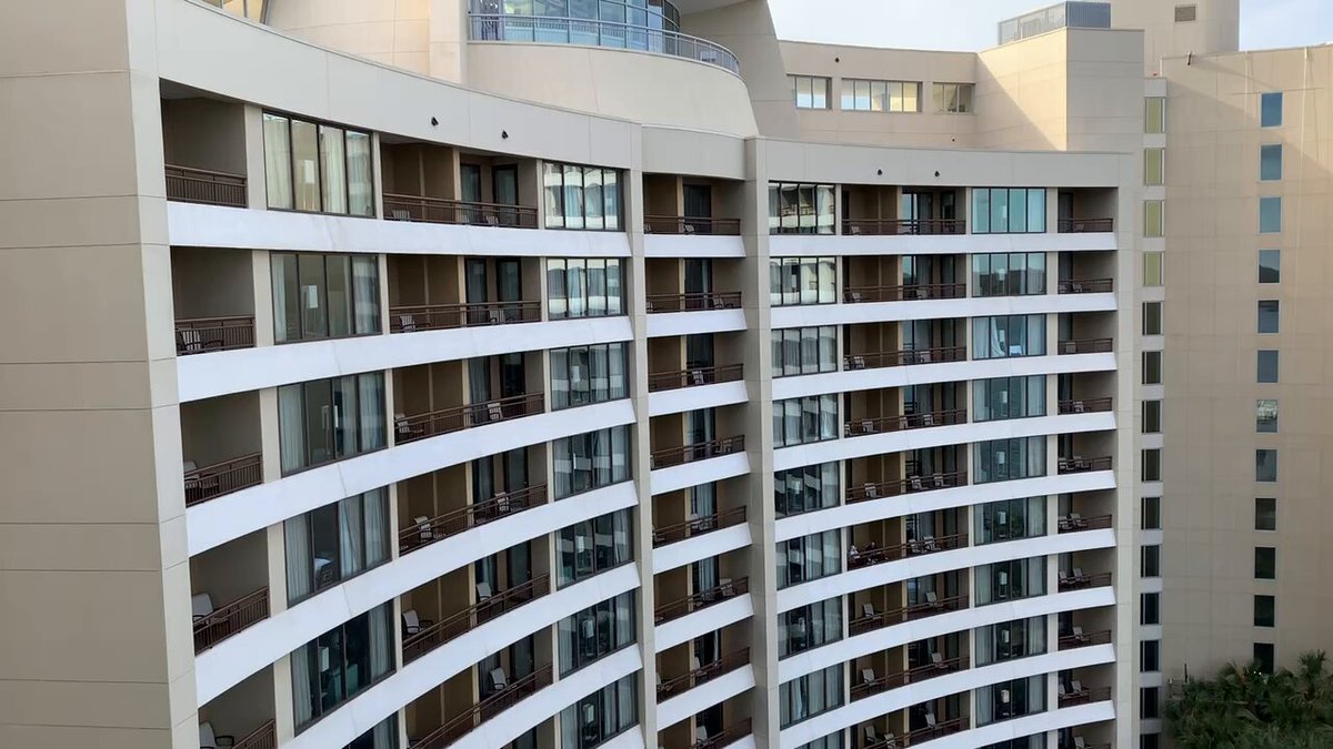 I know people love theme park views, but when I’m staying at Bay Lake Tower, give me the Bay Lake view. 😍