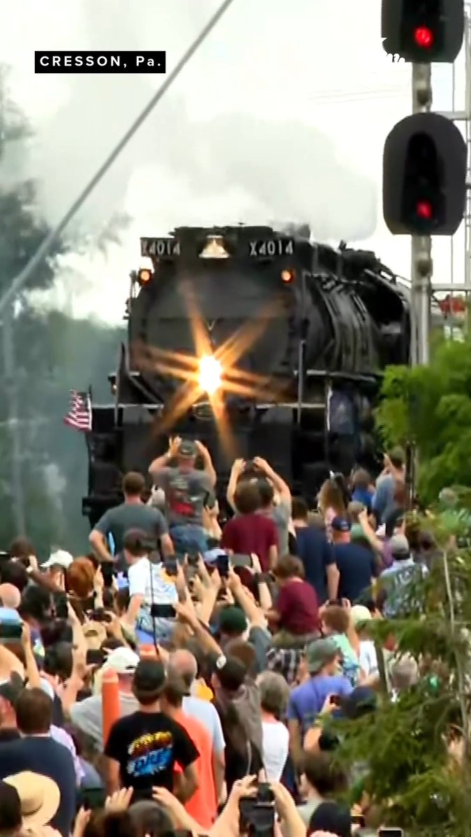 Big Boy 4014 emerges to cheering crowd in Cresson, Pennsylvania