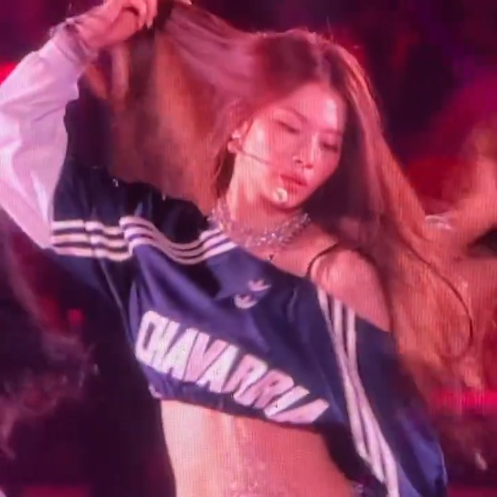 댓아댓우에서 사나 머리카락 잡는거 너무좋음🥹 각이 살아있어서 짱멋짐.. 사나만 낼 수 있는 이런 느낌