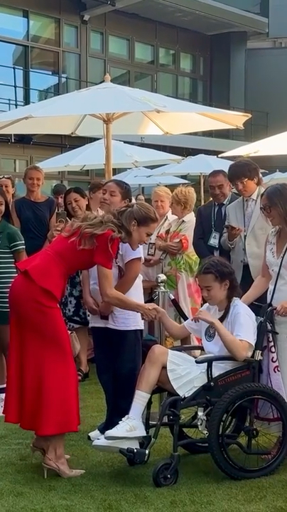 Princess Kate’s kindness was on full display at Wimbledon 🥹❤️ Before the Ladies’ Singles Final, the Princess of Wales shared a sweet exchange with 12-year-old Thea Stach, telling her, “I love your skirt.” Thea, who has cerebral palsy and autism, took up tennis as part of her her surgery recovery to help strengthen her legs. 📽️: Getty #katemiddleton #wimbledon