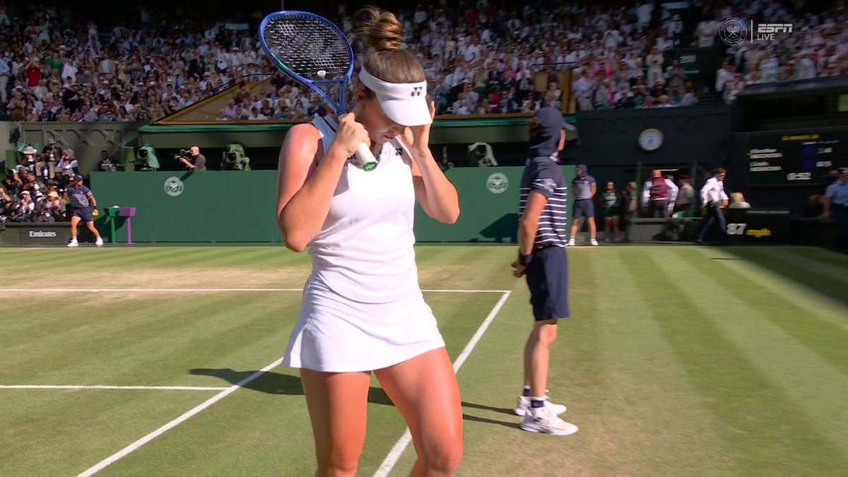 Linda Nosková blocking out the noise as she battles Karolína Muchová for a Wimbledon title 😳