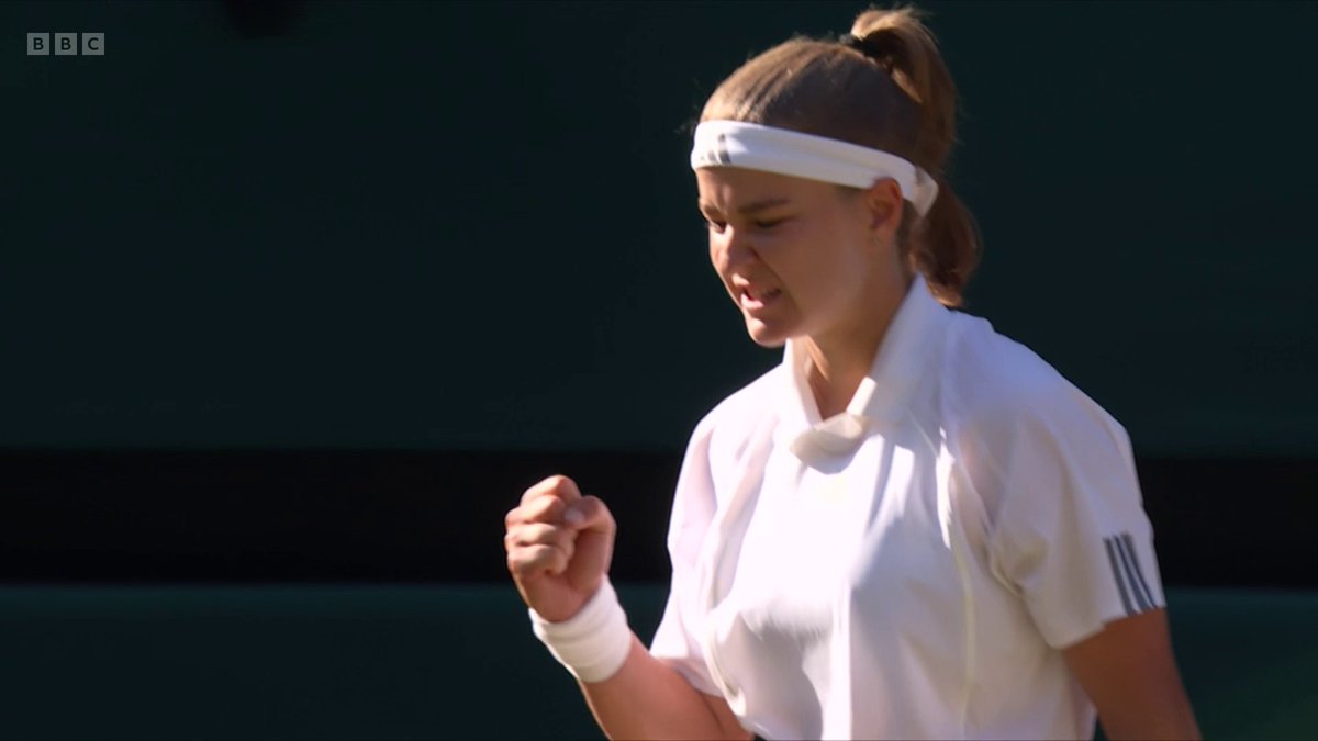WE'RE GOING TO A DECIDING SET! 🤯 Karolina Muchova was 5-2 down in the second set, but came back to win 7-5 😮