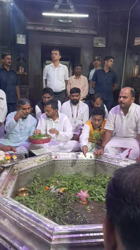 आज गयाजी के पावन विष्णुपद मंदिर में एकादशी के दिन पूजा -अर्चना का सौभाग्य मिला। बिहारवासियों की सुख -समृद्धि के लिए श्री हरि नारायण से प्रार्थना की। Janata Dal (United) Nitish Kumar #JDU #Bihar #Gayaji #NishantKumar #Health