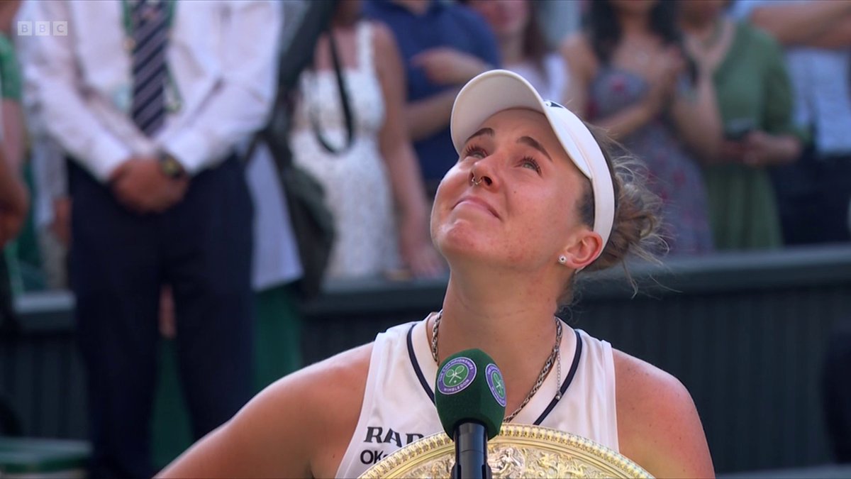 ❤️ Linda Noskova looks to the sky and thanks her mum. She lost her mother on the eve of Wimbledon 2024. Two years later, she is a Wimbledon champion.