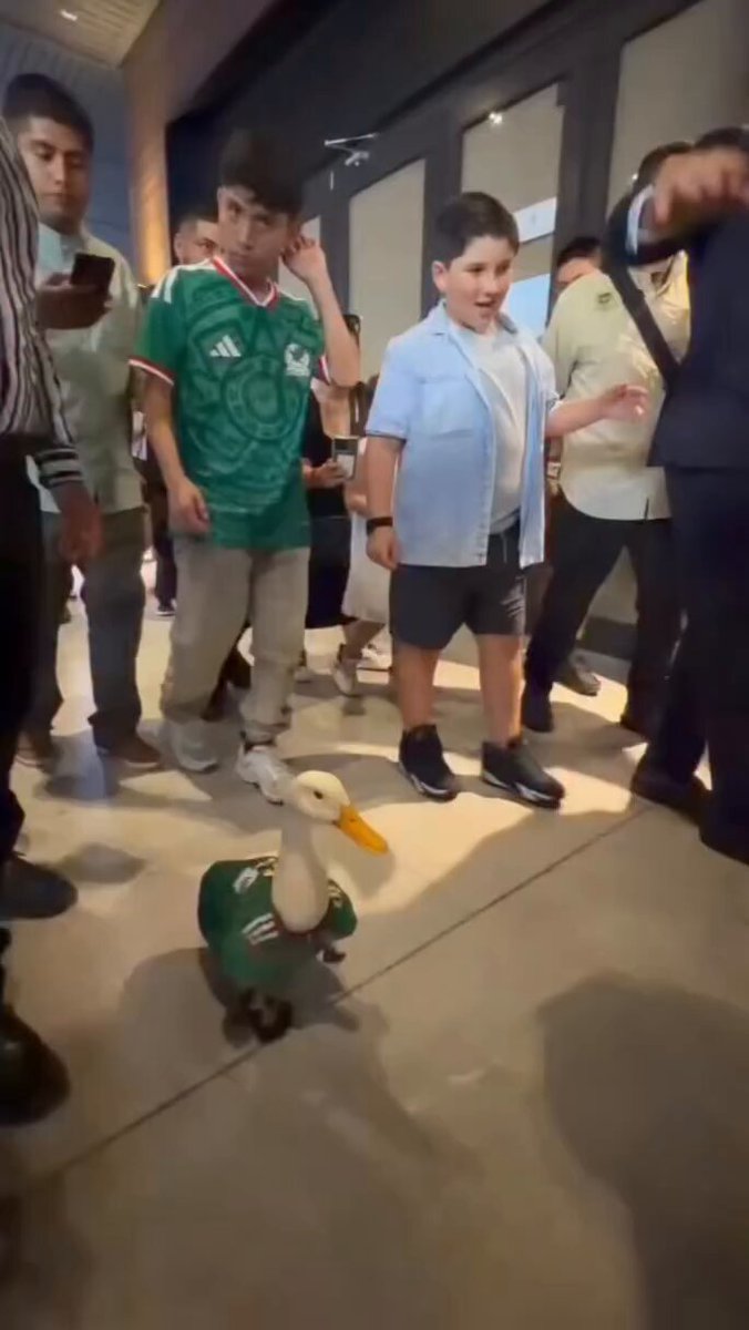 💸🦆 ¡Lo dijo de viva voz! El influencer Poncho De Nigris aseguró que pagó 200 mil pesos a la dueña del famoso Pato Merlín para que visitara su restaurante La Postrería 77, durante la reciente visita del ave a la Sultana del Norte. 👀🍨 🗣️ “Le pagué 200 mil pesos a la dueña del pato; se fue bien contenta, platicamos, se ayudó a la familia y el pato, en su mejor momento, estuvo en La Postrería 77… y se acabó”, declaró Poncho. 😱