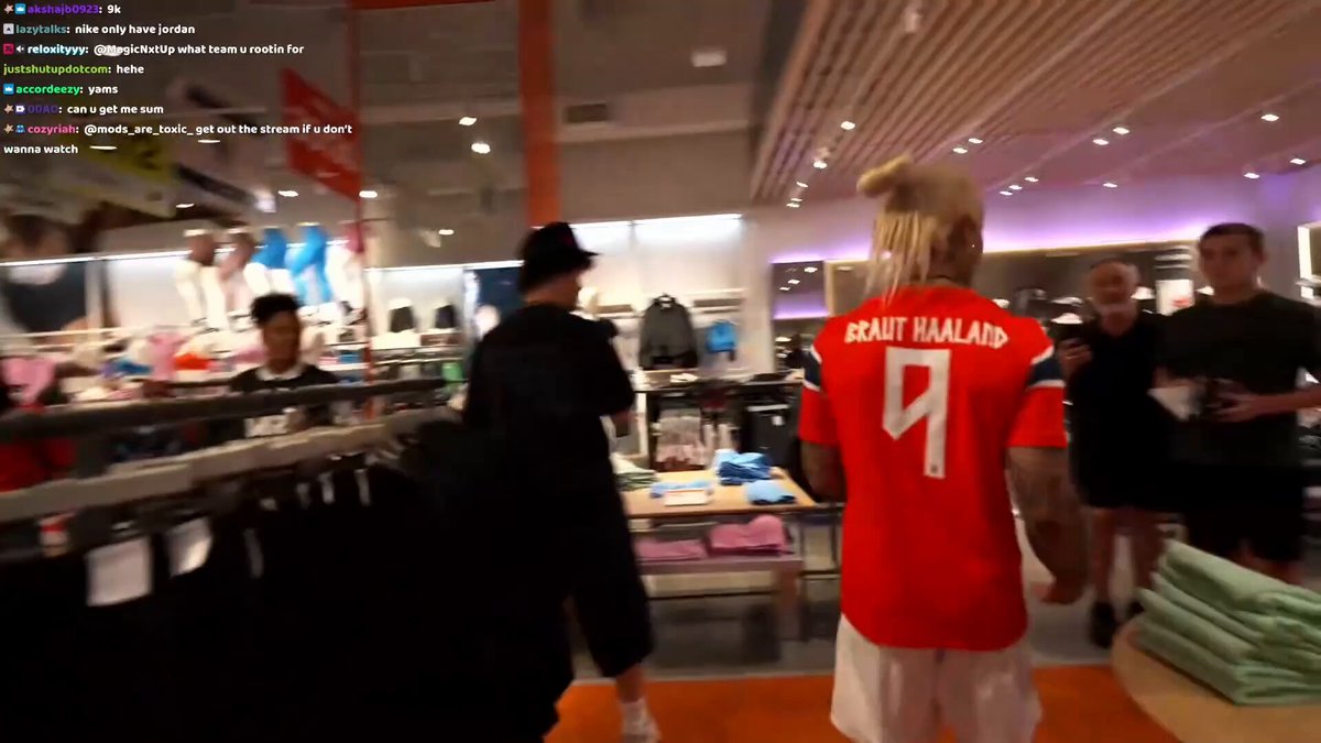 PlaqueBoyMax hesitates to sign a supporter's Haaland "Wait For It" book after he admits his favorite team is Argentina, but they ended up sharing a wholesome moment ❤️