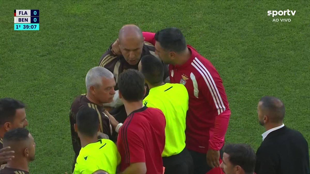 Confusão entre as comissões técnicas de Flamengo e Benfica durante o amistoso em Portugal. 🎥 sportv | ge