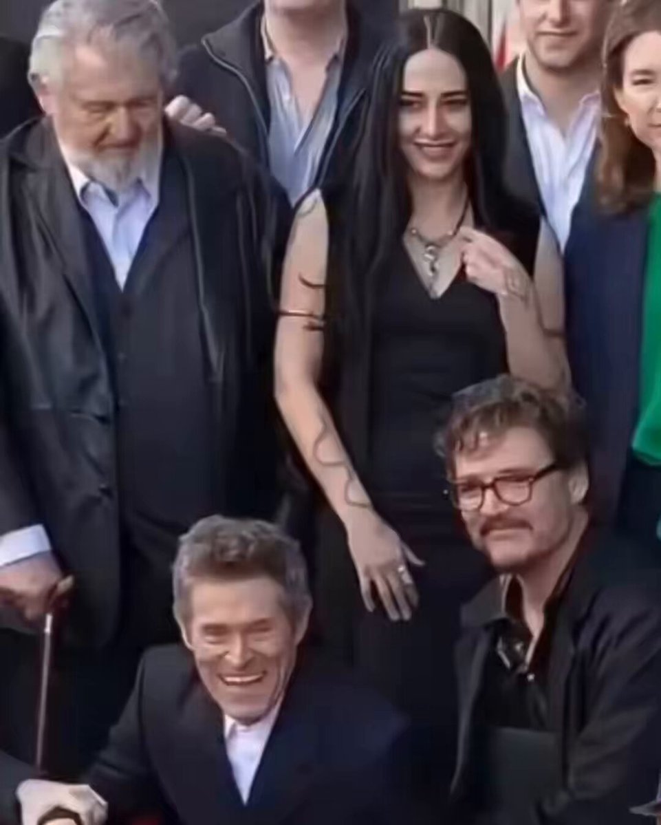 😂 PEDRO PASCAL CARESSE LE VISAGE DE LA FEMME DE WILLEM DAFOE… ET LA RÉACTION DE L’ACTEUR DEVIENT VIRALE Les internautes plaisantent en disant que son côté Bouffon Vert est ressorti en voyant la scène. 😭👀