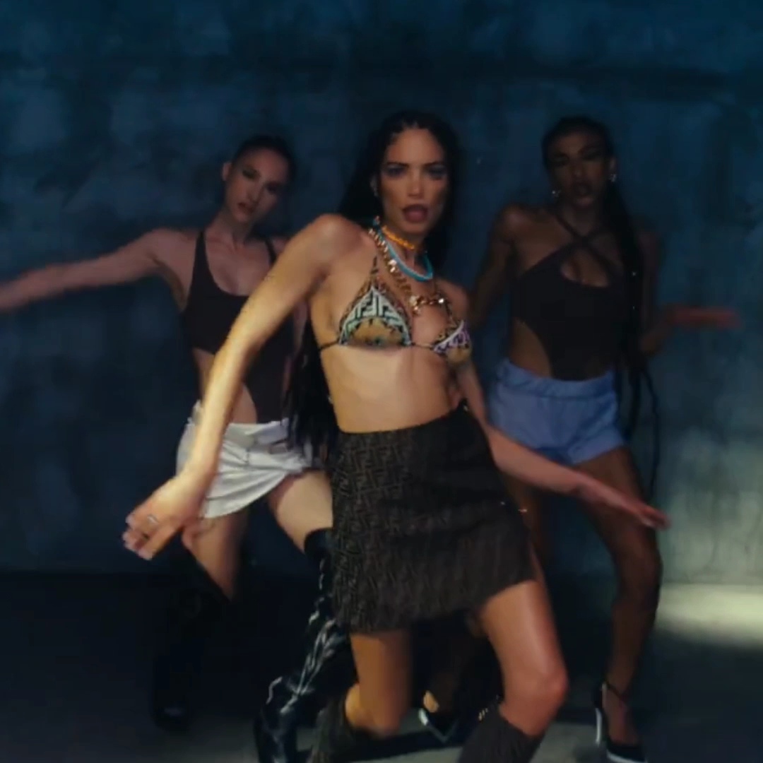 sono andato da intimissimi e ho chiesto 2022 perizomi il commesso mi ha detto ma quello non è l’anno in cui è uscito tribale? ho detto di sì e abbiamo tutti iniziato a tribalare