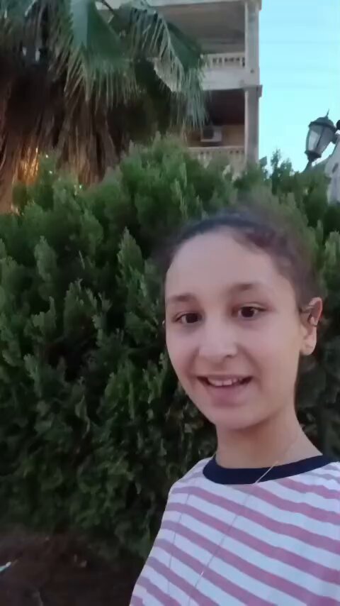Türkiye’den ülkesine dönen Suriyeli Esma, takipçilerine Suriye’yi anlattı. “Burada insanlar birbirine çok güveniyor. Markette para veriyorum saymadan alıyorlar. Diyelim araba sürüyorsunuz yolda herhangi bir insan size 'beni de gideceğim yere götürür müsün' diyebilir. Her gün yeni bir alışveriş merkezi açılıyor. Burada savaş sona erdi.” 📹 esmaalabed34