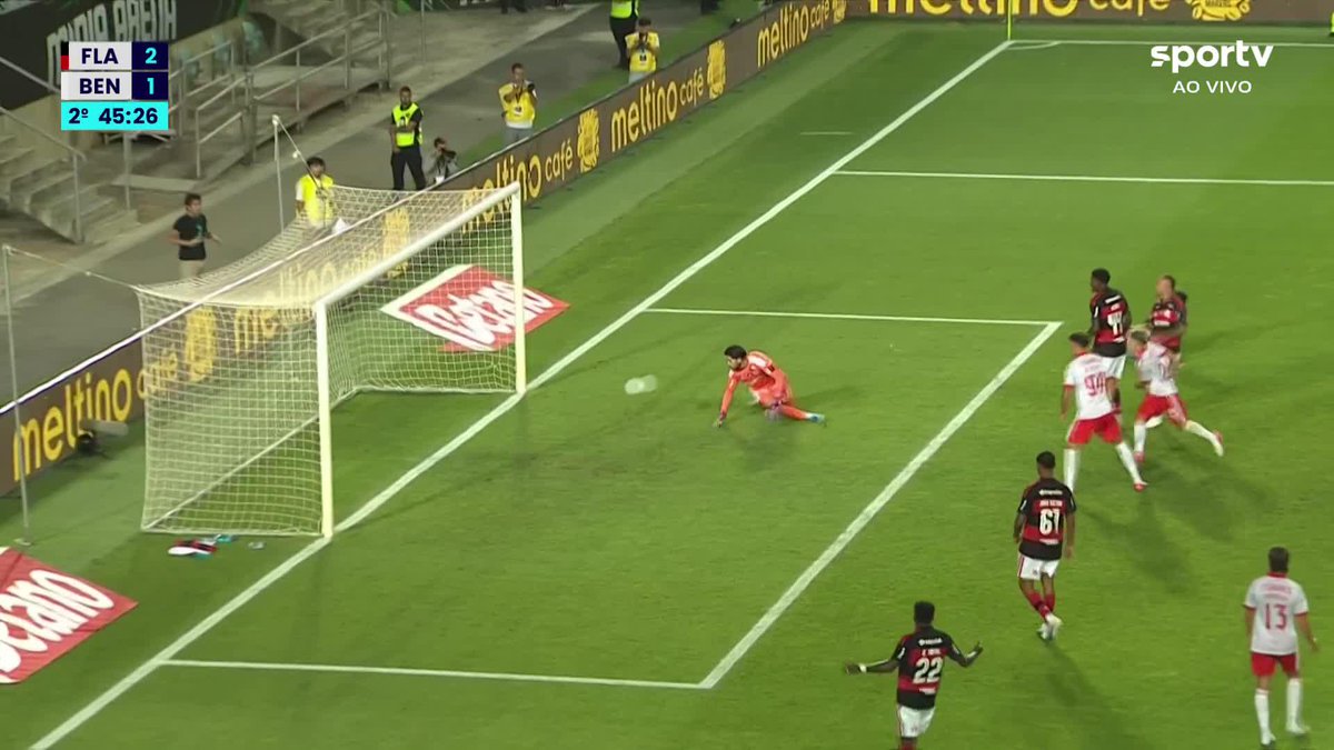 Incrível! Rossi dá rebote, e Prestianni carimba a trave. #futebol #flamengo #benfica #amistoso