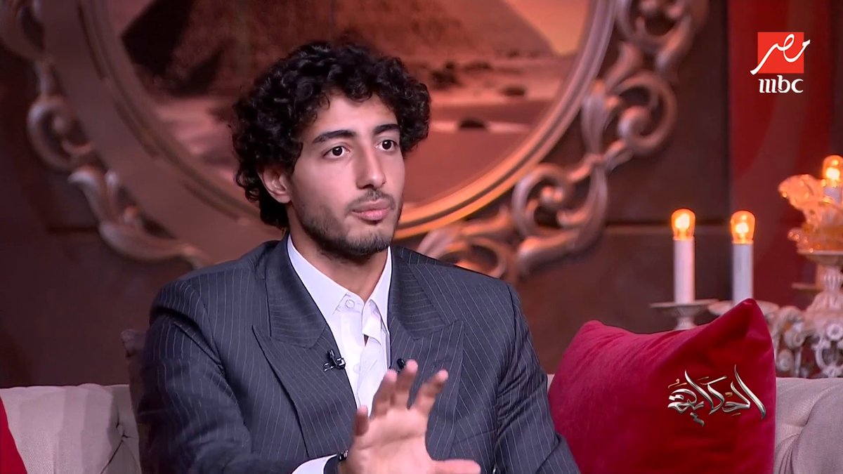 محمد هاني بيقول ِشِعر في القائد محمد صلاح: ده ميسي جيه من آخر الدنيا سلم عليه .. والفرق كلها بتبصله بانبهار مجاناً على MBC شاهد برنامج #الحكاية يعرض من الجمعة - الأثنين الساعة 10 مساء بتوقيت القاهرة على #MBCMASR لمتابعة البث المباشر
