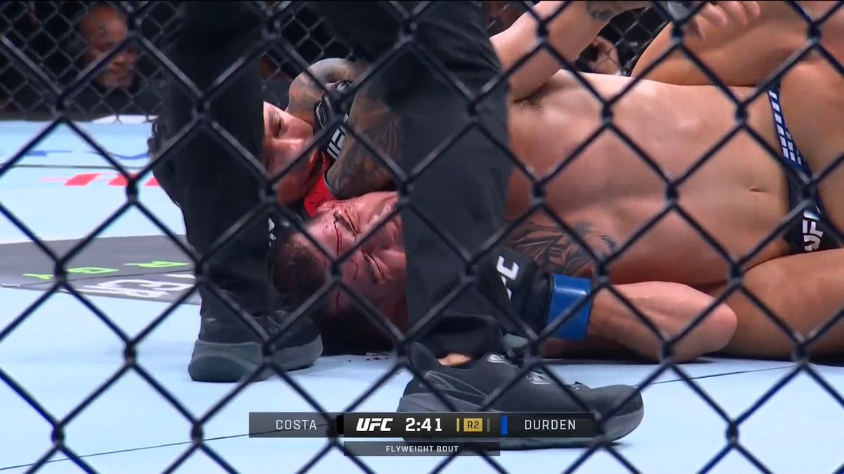 ON DÉMARRE LA SOIRÉE PAR UN FINISH AU SECOND ROUND !!! 🔥🔥 Alessandro Costa soumet Cody Durden 💪 #UFC329