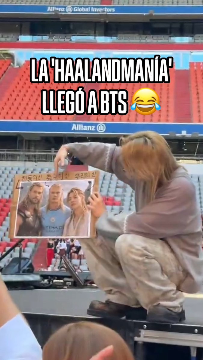 ¡TODO QUIEREN A HAALAND! 😅 🇳🇴 En Alemania, le llevaron a Jimin de BTS una imagen en la que aparecía junto al delantero noruego y Thor, el cartel decía "Dios del trueno...Dios del futbol...Nuestro dios". Su reacción al verlo 🤣 Posteriormente, durante el concierto en el Allianz Arena, el cantante 🇰🇷 imitó el video viral de Erling Haaland y su forma de caminar. 😂 (Vía sholmquist/jm_dogs/minluvrz)