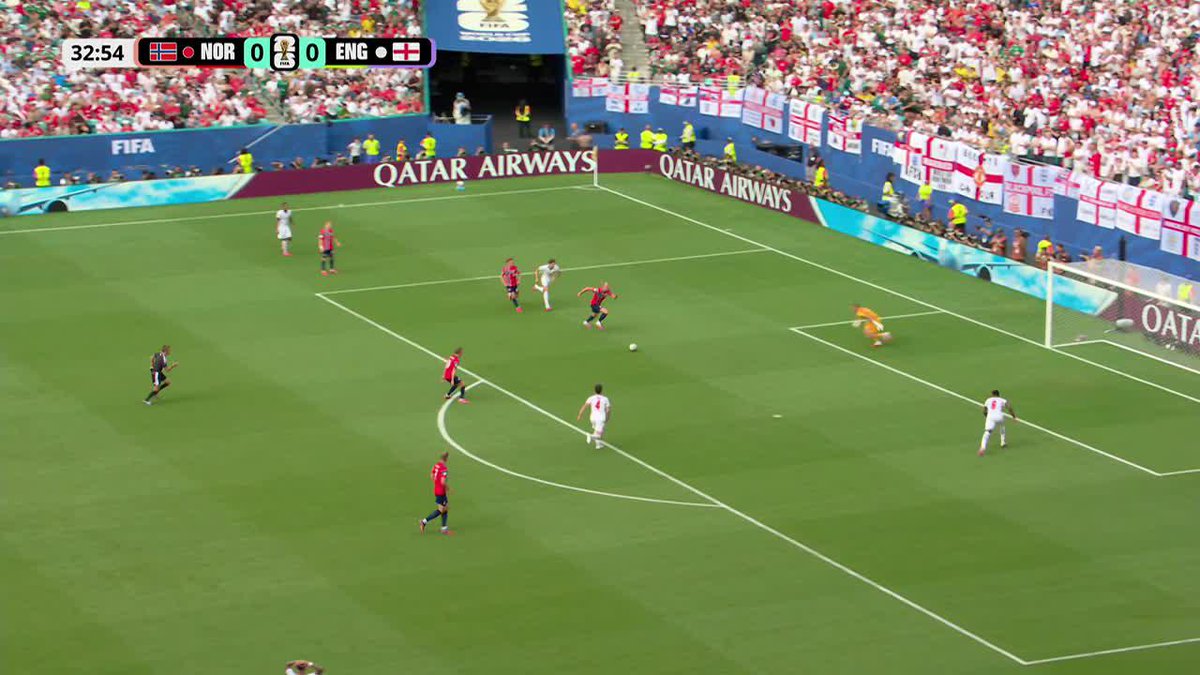 Inglaterra se complicó abajo, Noruega presionó y Haaland quedó MUY CERCA de marcar el primero del partido. ⚽ #ESPNMundial 📺 Mirá los mejores partidos de la #FIFAWorldCup por ESPN, en el Plan Premium de #DisneyPlus