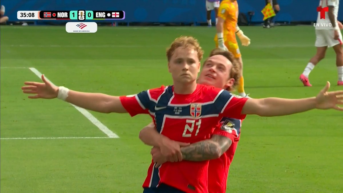 ¡¡¡GOLAAAAAAZO DE NORUEGA!!! ¡¡¡SORPRESA EN MIAMI!!! Andreas Schjelderup saca un tiro/centro y la clava en el ángulo para abrir el marcador sobre Inglaterra.
