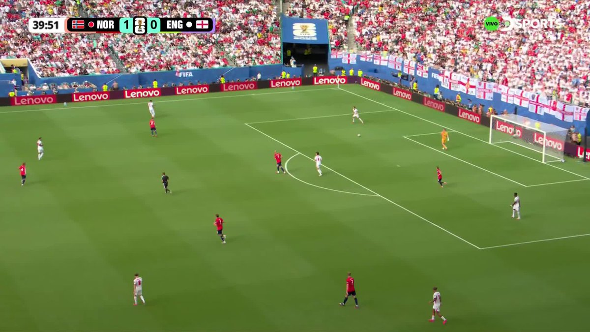 SORLOTH TAMBIÉN QUIERE SU GOL El delantero de Noruega probó de volea, pero el balón pasó sobre el travesaño de Inglaterra. #MundialEnDSPORTS #FIFAWorldCup