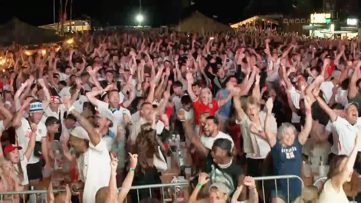 England fans react as Jude Bellingham brings them level against Norway ⚽️