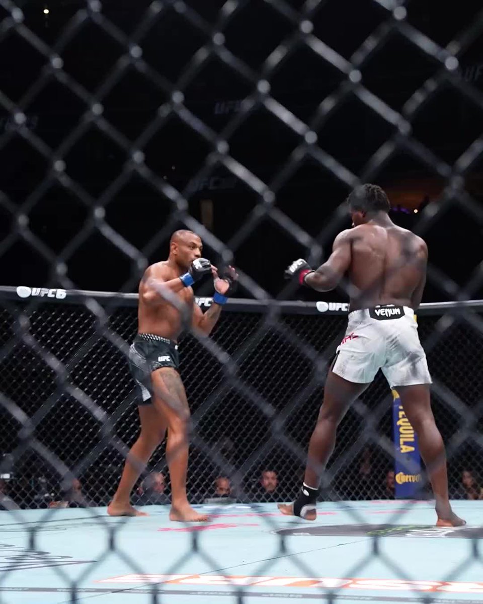 WELCOME TO THE BABA YAGA SHOW 🍿 Damian Pinas made a STATEMENT with his RD1 knockout victory! [ #UFC329 is LIVE NOW on @ParamountPlus ]