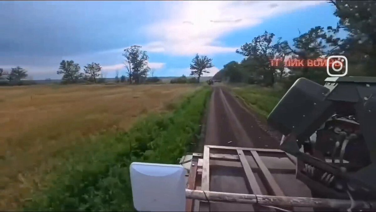 Un ruso se asustó cuando salió de la nada un dron ucraniano y lo bajó a tiros.