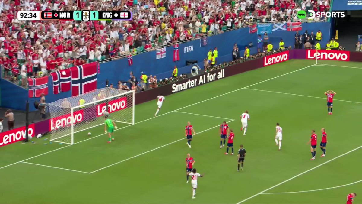 ¿REBOTE? ¡DOBLETE DE BELLINGHAM QUE NO PERDONA! Nyland la dejó larga en una atajada y Jude llegó justo para poner las cosas 2-1 ante Noruega.