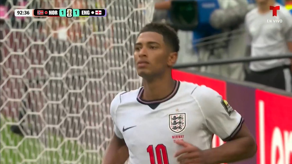 ¡¡¡JUDE BELLINGHAM!!! ¡¡¡APARECIÓ EL ALMA DE INGLATERRA!!! ¡Doblete para el jugador de Real Madrid! Aprovecha un rebote del portero y la manda a guardar. Los ingleses toman ventaja sobre Noruega.