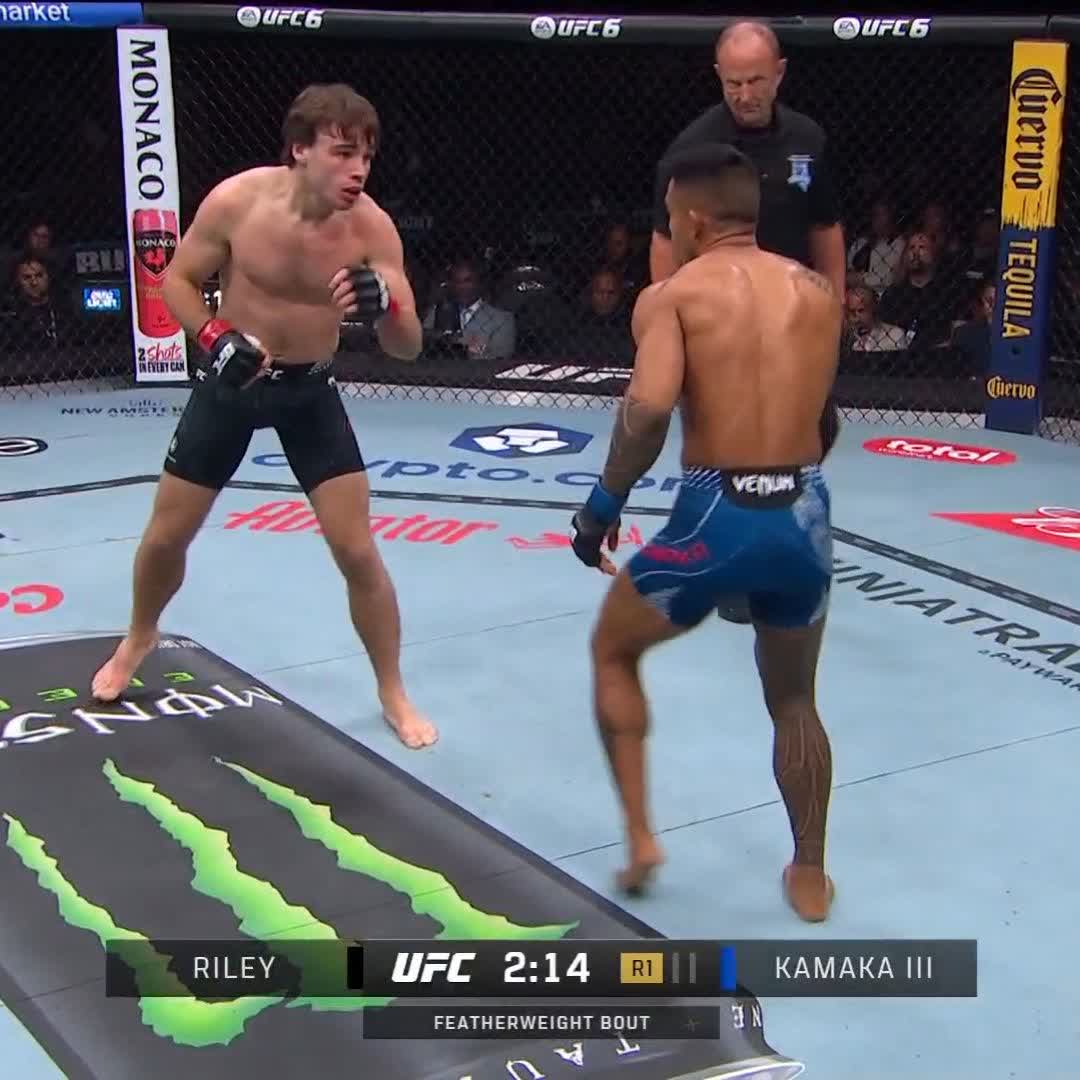 💪 Il l'a enchainé ! Luke Riley s'impose par TKO au premier round 📺 Regardez les prélims de l’#UFC329 EN DIRECT sur UFC Fight Pass et 🇫🇷 RMC Sport