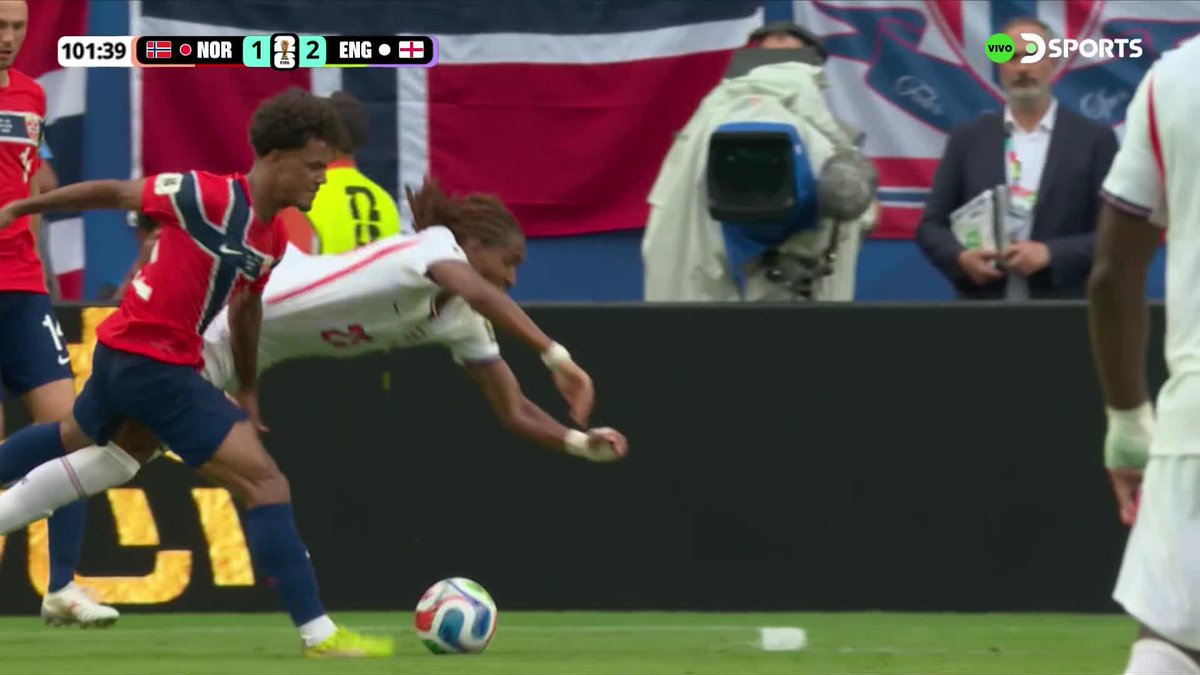 NO HAY PENAL PARA INGLATERRA El VAR indicó que no hubo falta hacia Spence en el área de Noruega. #MundialEnDSPORTS #FIFAWorldCup
