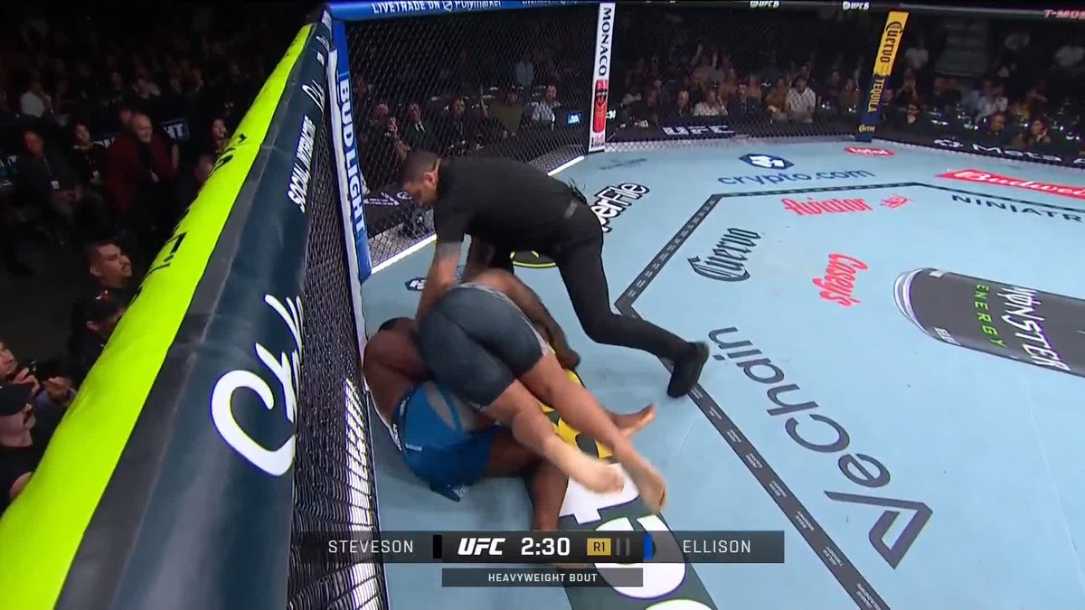Gable Steveson couldn't help but take advantage of Ellisons unconscious body