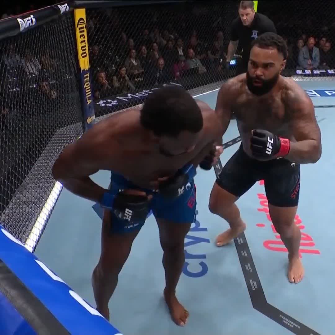 Potentes puños de poder mandan a la lona a Ellison 🛑 Steveson finaliza la pelea con nocaut 🧨 #UFC329 | Ver en vivo por Paramount+ Deportes