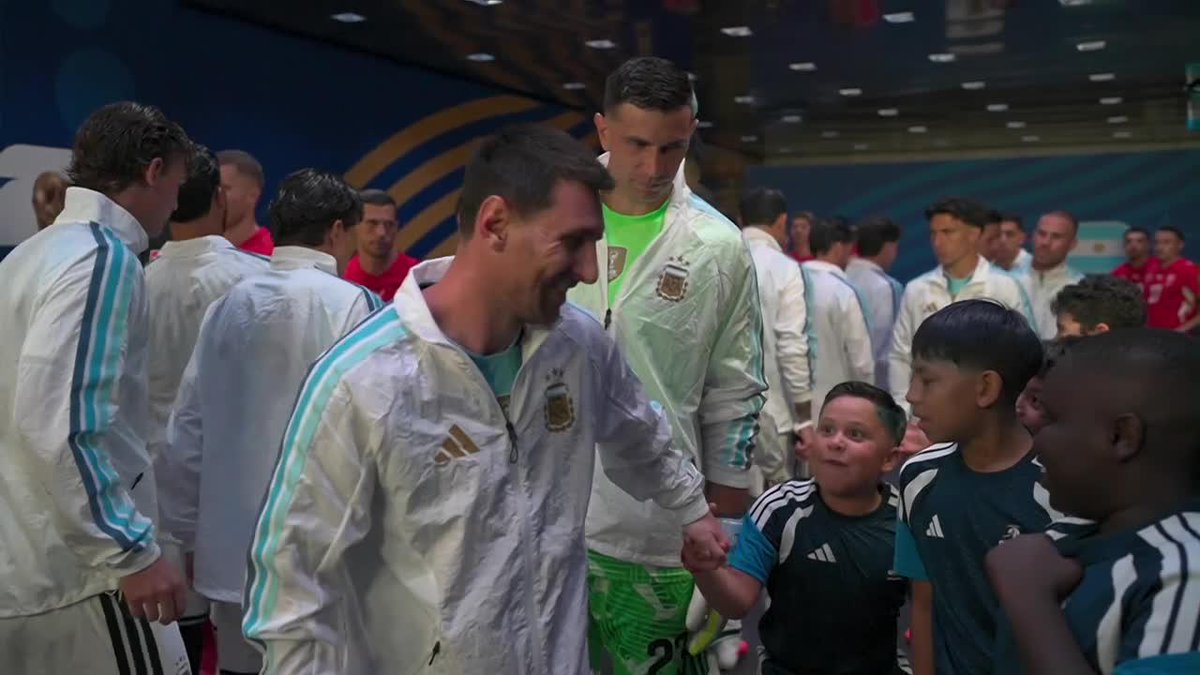 "MESSI, TE AMO MESSI" IMPERDIBLE este momento entre Leo Messi y unos niños antes de Argentina-Suiza ⚽ #ESPNMundial 📺 Mirá los mejores partidos de la #FIFAWorldCup por ESPN, en el Plan Premium de #DisneyPlus